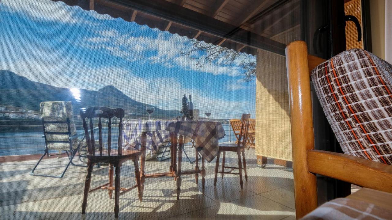 Teras butik apart Karaburun  Luaran gambar