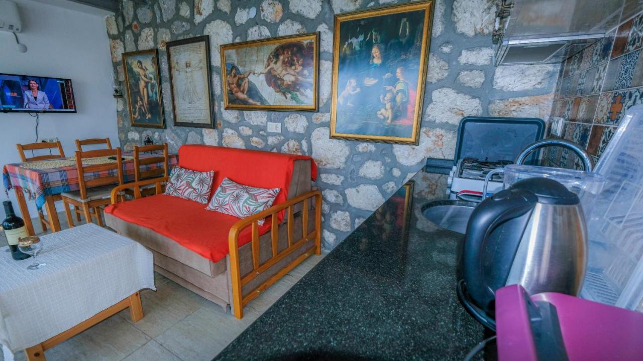 Teras butik apart Karaburun  Luaran gambar