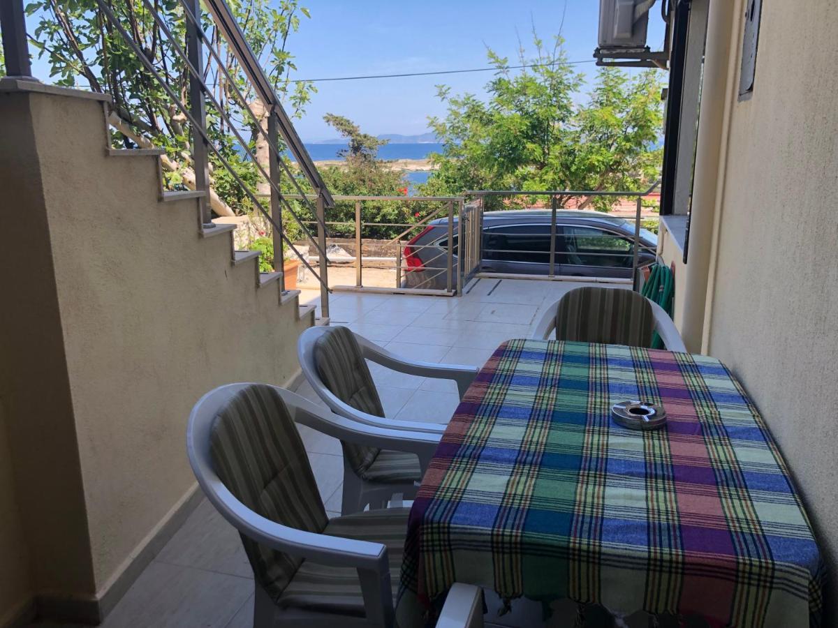 Teras butik apart Karaburun  Luaran gambar